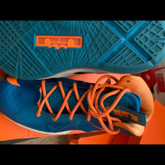 Nike Lebrons - Picture 5 of 8
